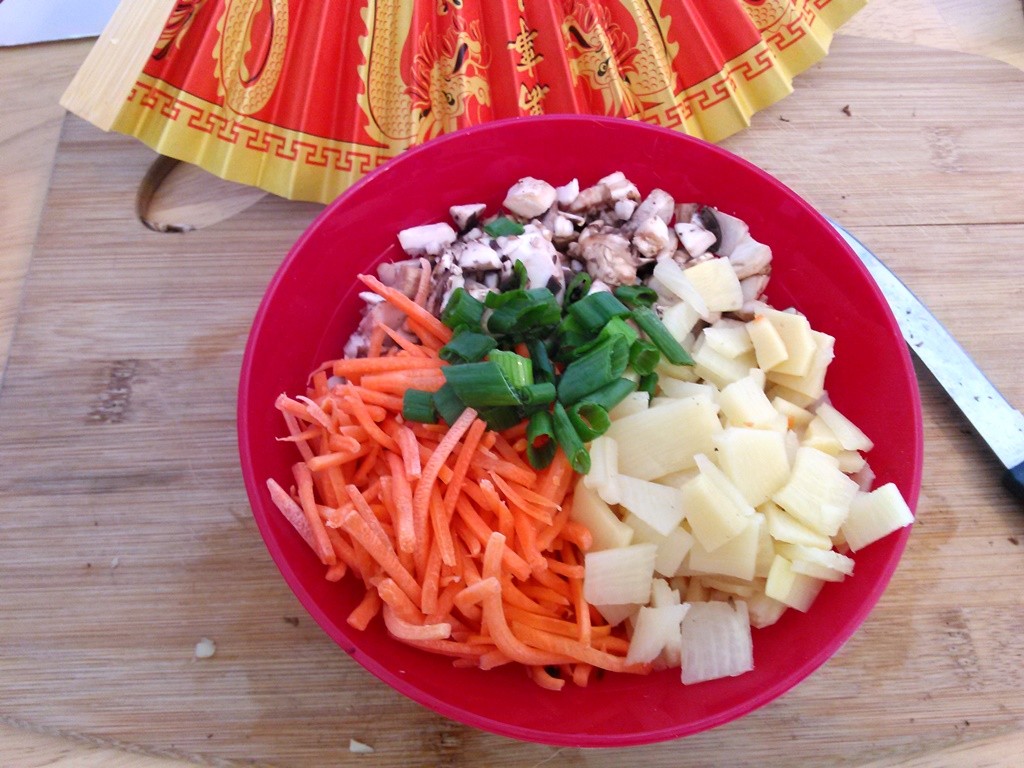 Prepare the green onions, mushrooms, bamboo shoots, and carrots. 