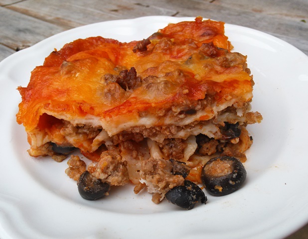 This beef and olive red enchilada casserole is amazingly delicious! 