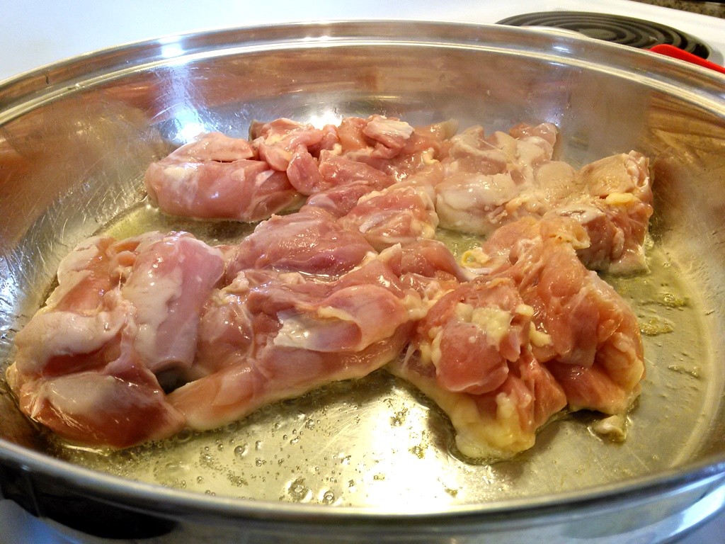 Cook the chicken in heated oil and chop the chicken into small pieces. 